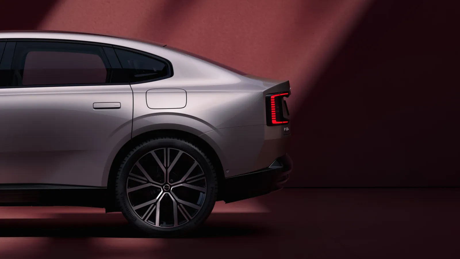 Volvo ES90 arka çamurluk, jant ve stop lambası detayı