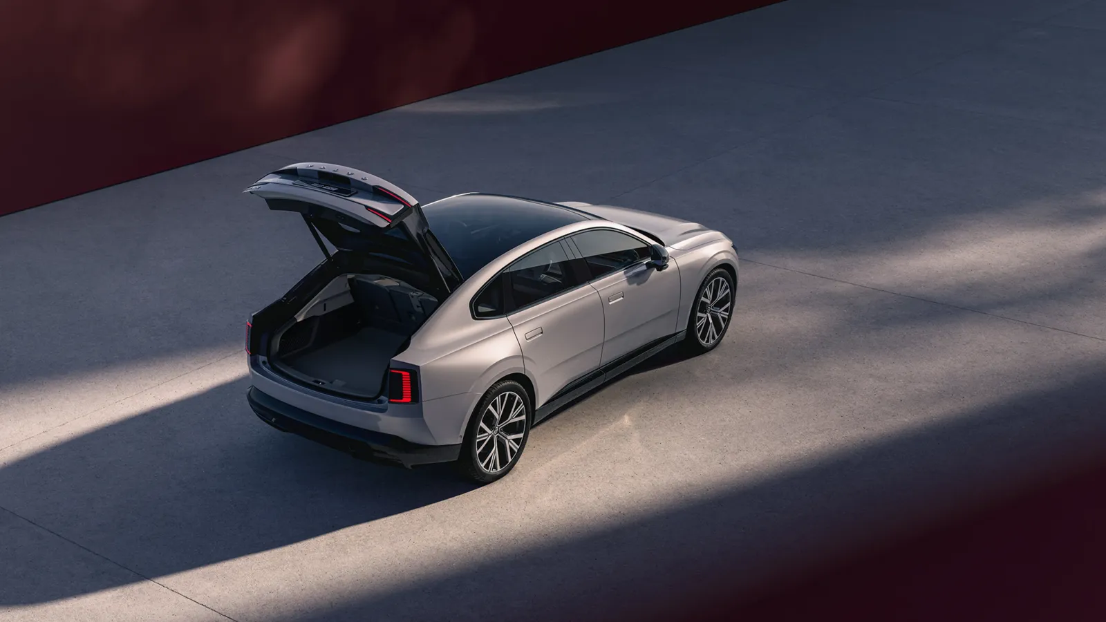 Volvo ES90 açık hatchback tipi elektrikli bagaj kapağıyla üstten görünüm